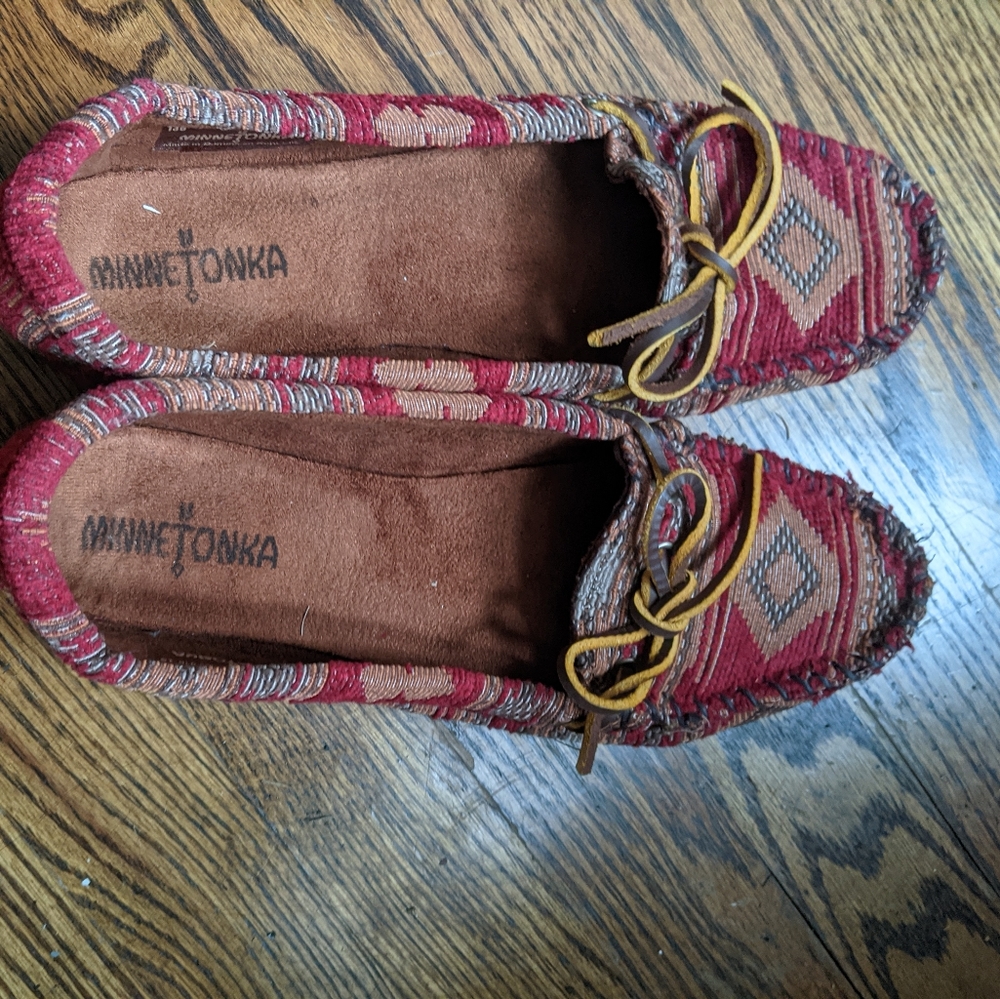 Minnetonka Red Baja Aztec Moccasin | Size 9